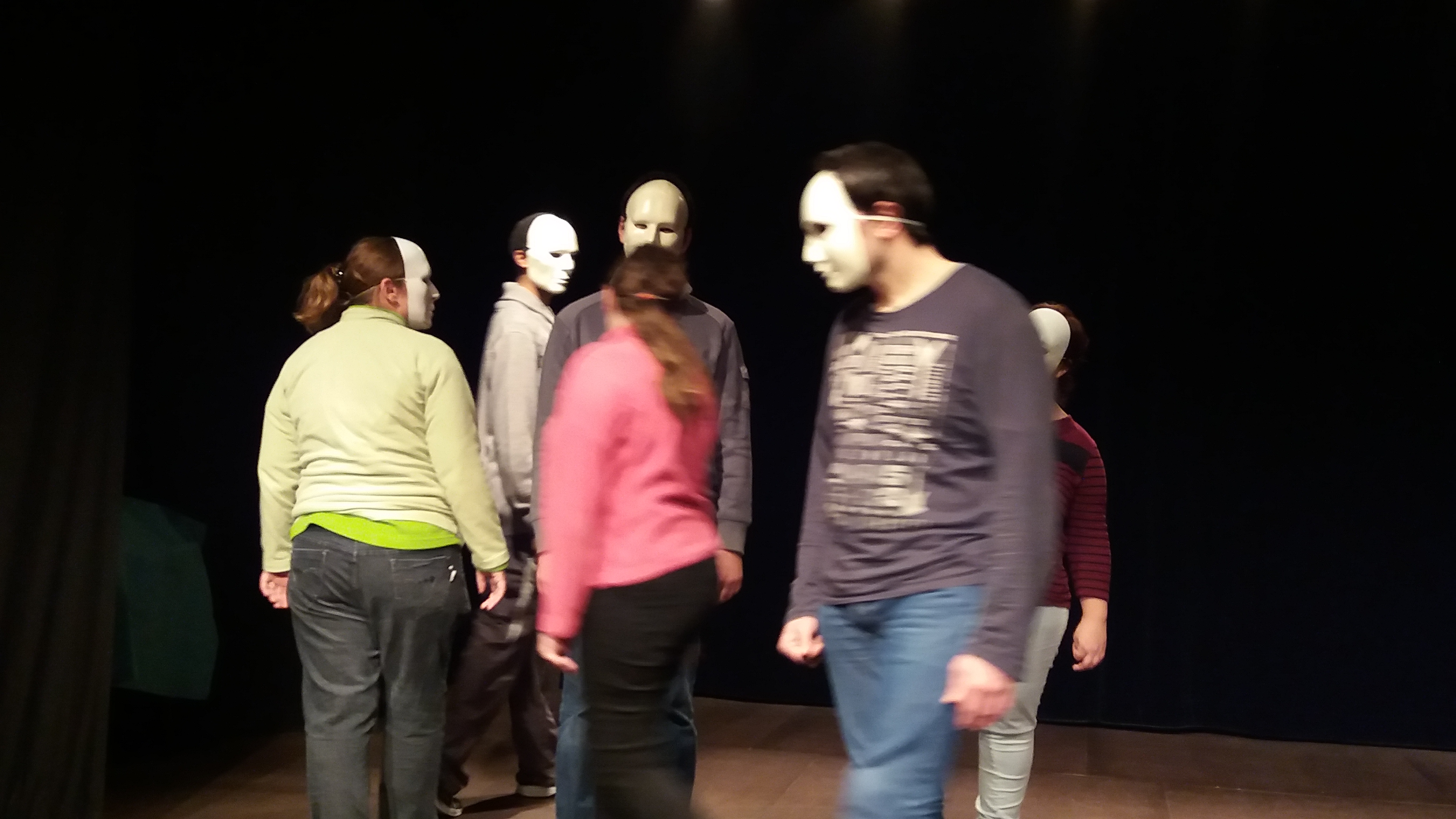Les 9 travailleurs  et apprentis acteurs des Ateliers de Bellevue de l’ADAPEI de l’Orne se produiront dans les locaux de la compagnie bleu 202, au Centre d’Arts d’Alençon, le 22 mars prochain