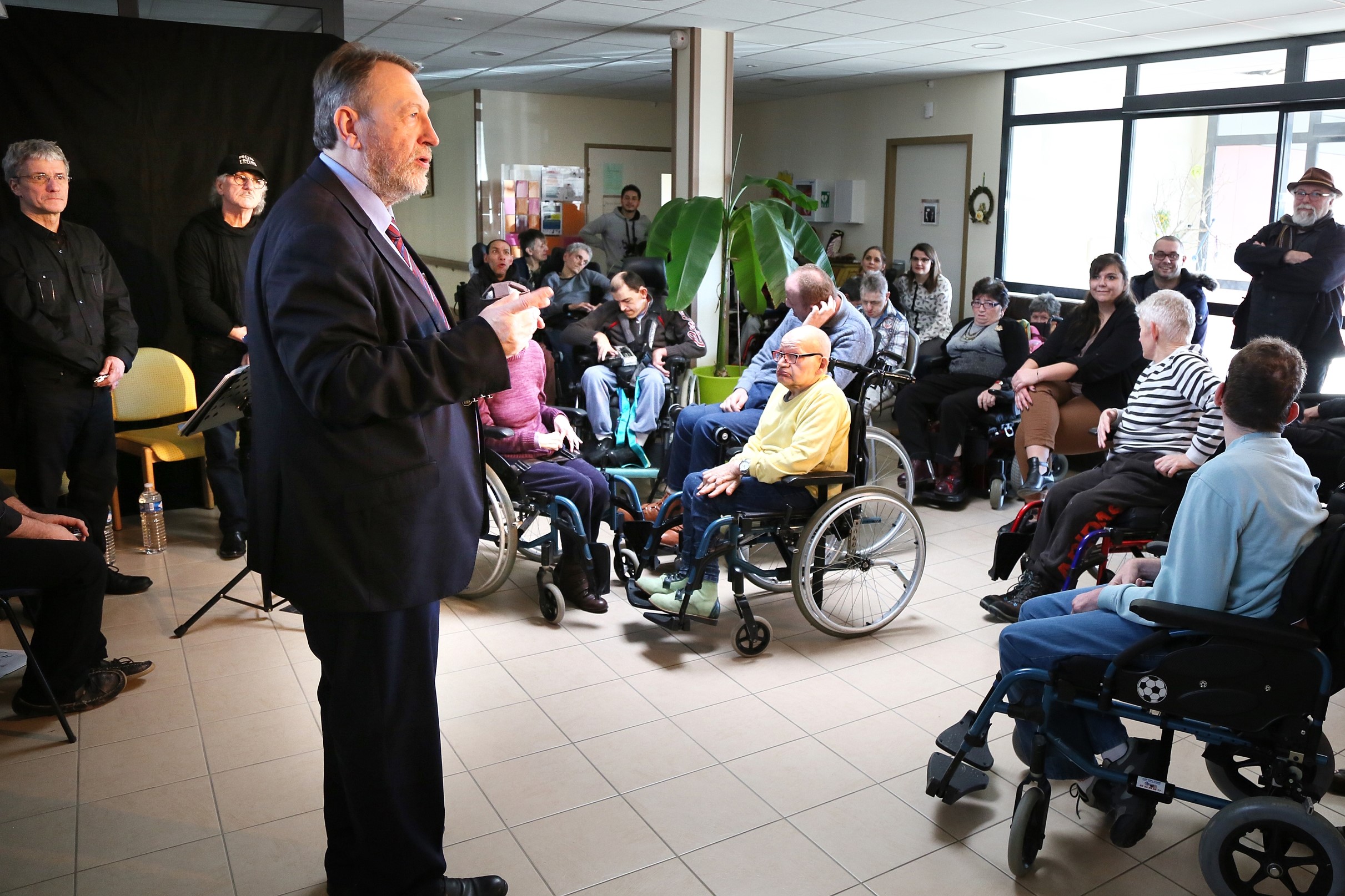 Beau succès pour les Maisons d’accueil spécialisées de L’ADAPEI de l’Orne : Les Charbonniers de l’Enfer ont mis les quelque 100 résidents de Valframbert et de l’Aigle en fête.