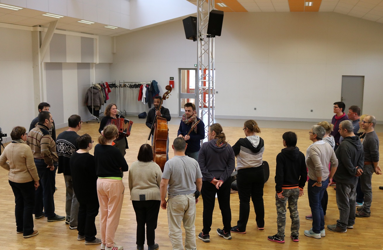 L’aventure collective « Autour du Folk » continue avec la 2e journée d’ateliers à la salle Mazeline de Damigny : 35 travailleurs d’Unisat 61, site de Bellevue, ont pris part à la 1re séance technique autour du totem.