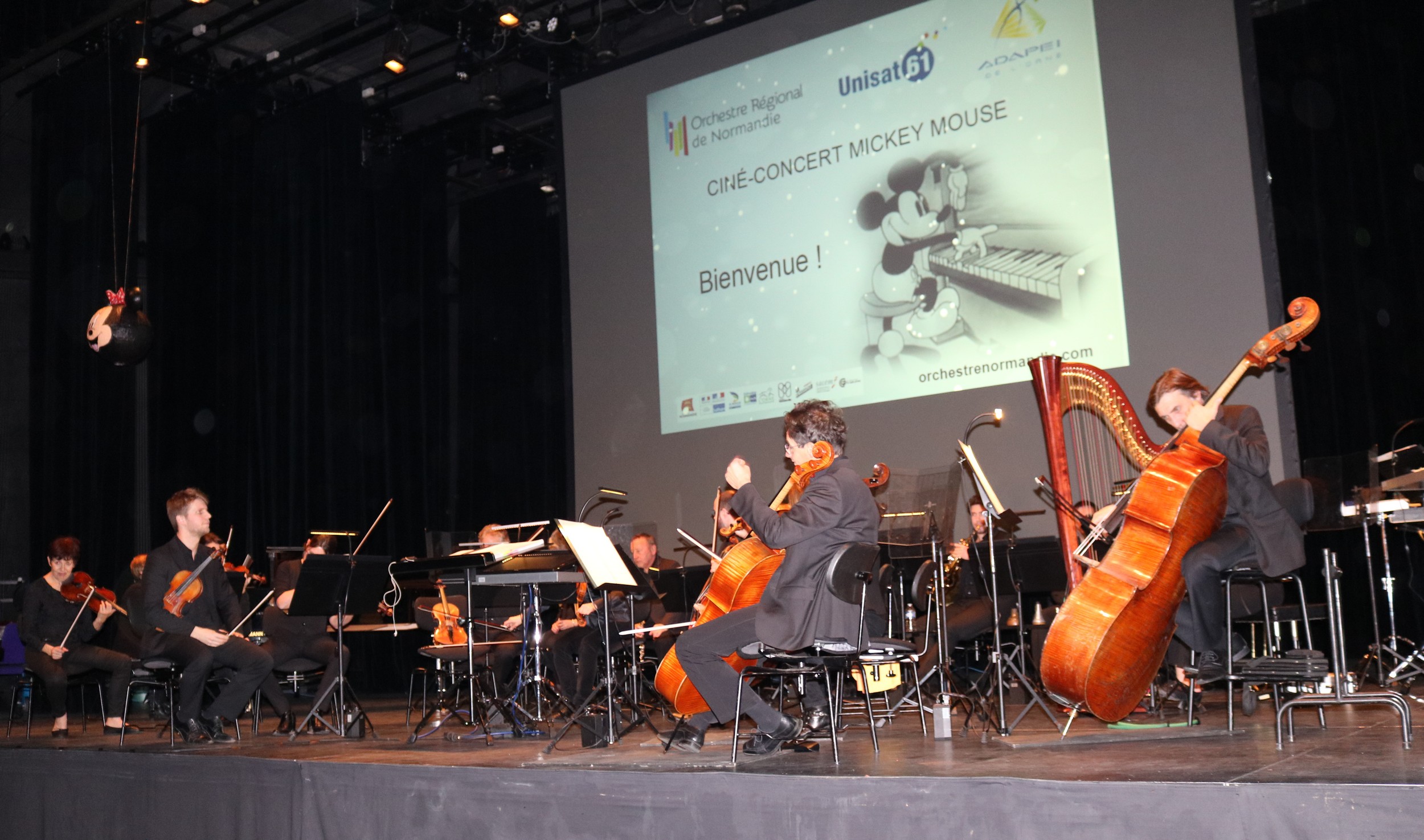 Le 20 décembre, au Forum de Flers, l’Adapei de l’Orne a ouvert les festivités d’un ciné-concert sous la houlette de l’Orchestre Régional de Normandie, pour célébrer les 40 ans d’Unisat 61 site du Bocage et mettre en gaieté l’accès à la culture des personnes en situation de handicap.