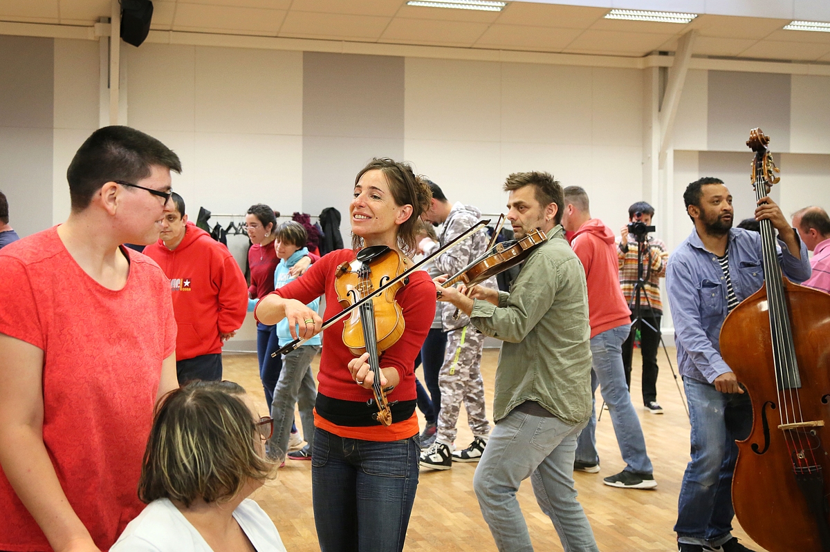Le 10 mai prochain à la salle Mazeline de Damigny : bal folk organisé par l’Adapei de l’Orne et l’Appas pour clôturer la belle aventure culturelle « Autour du Folk »