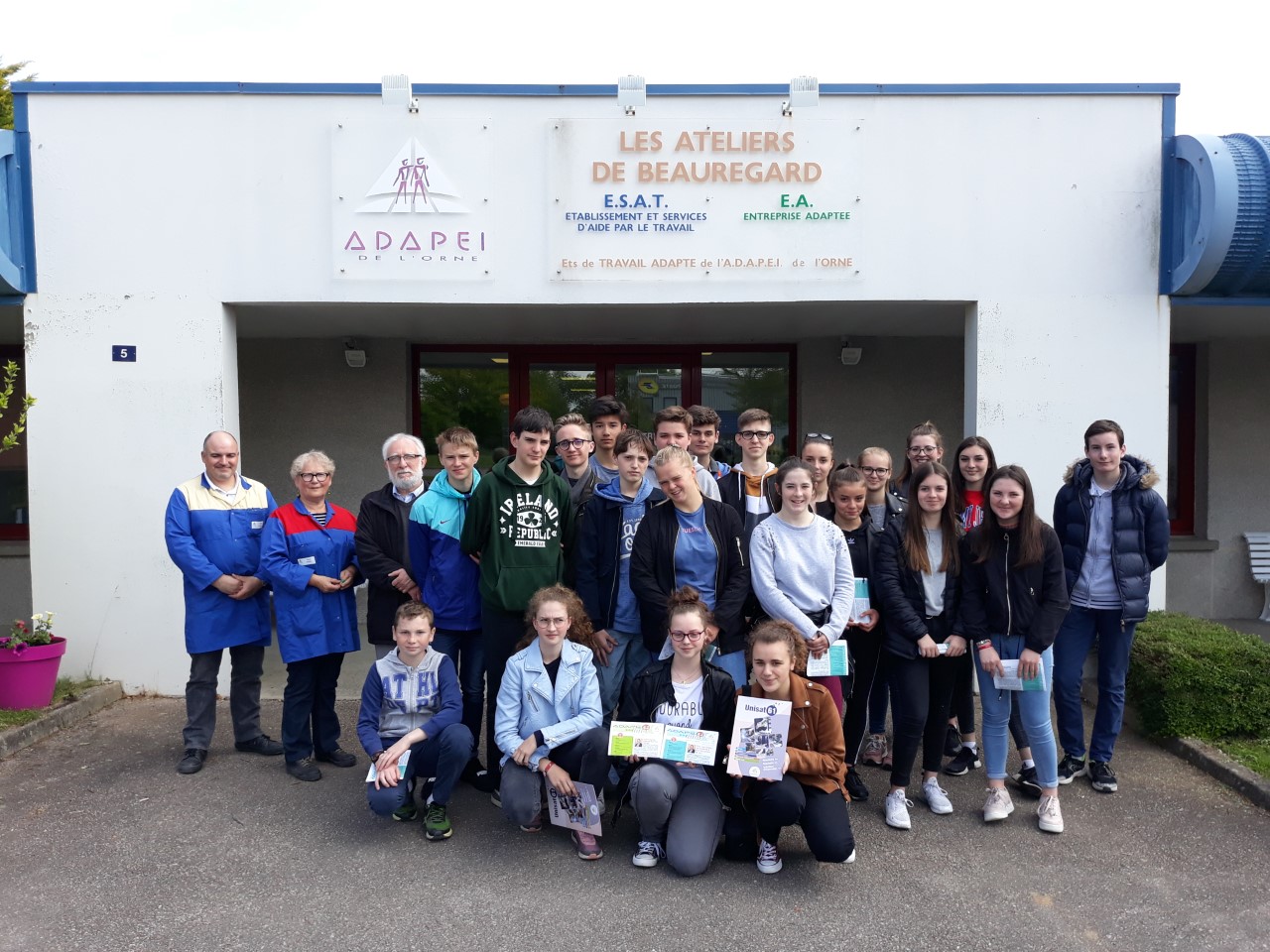 Le 17 mai dernier, les collégiens de la classe de 3e « Mini-entreprise » de l’Etablissement Notre Dame de la Ferté-Macé ont découvert le secteur protégé d’Unisat 61, site Beauregard