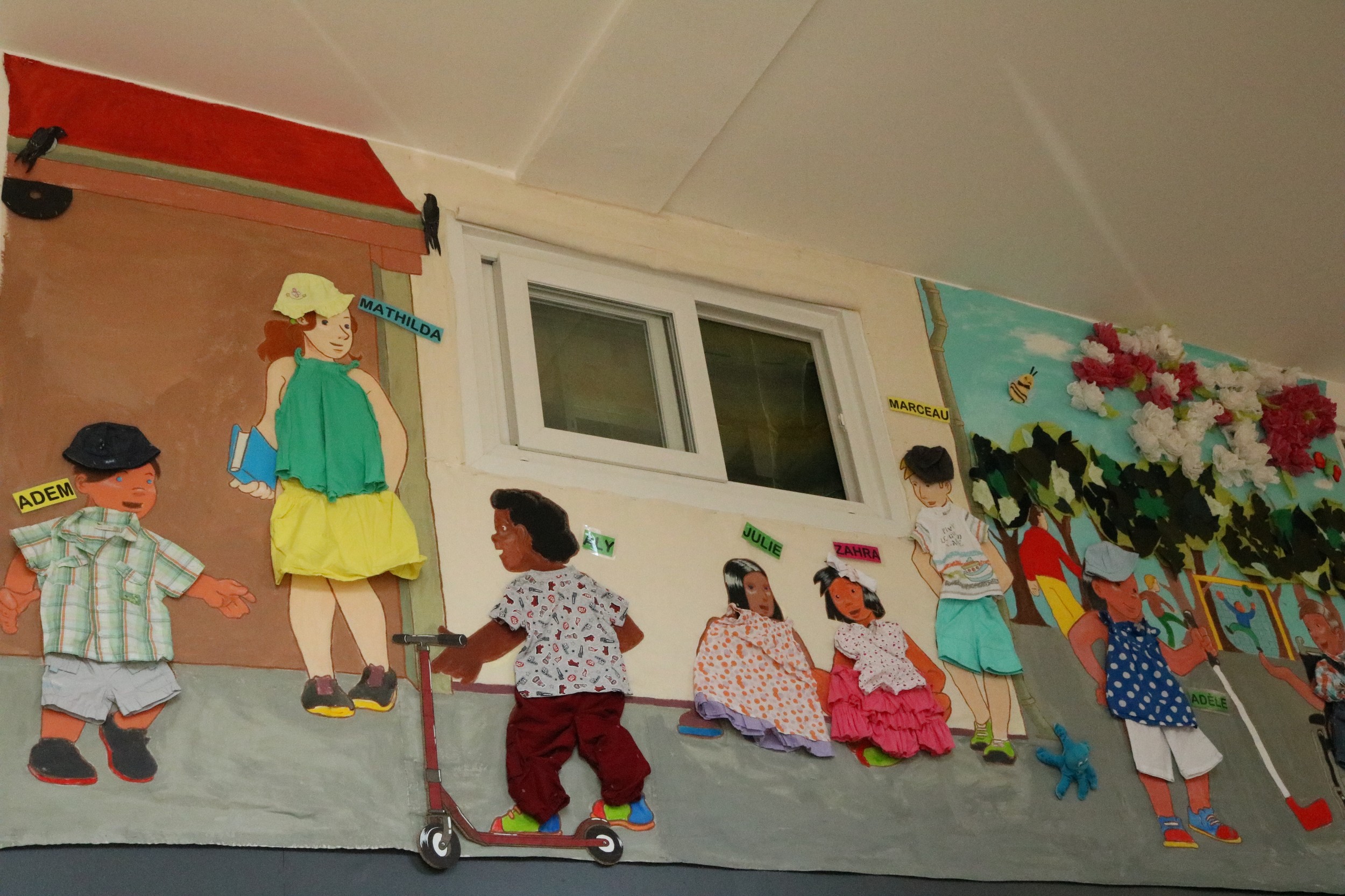 Le 3 juillet 2019, La fresque des enfants de l’IME La Passerelle et du Centre Gauguin a été inaugurée dans les locaux de l’association Agir La Rédingote pour sa métamorphose estivale