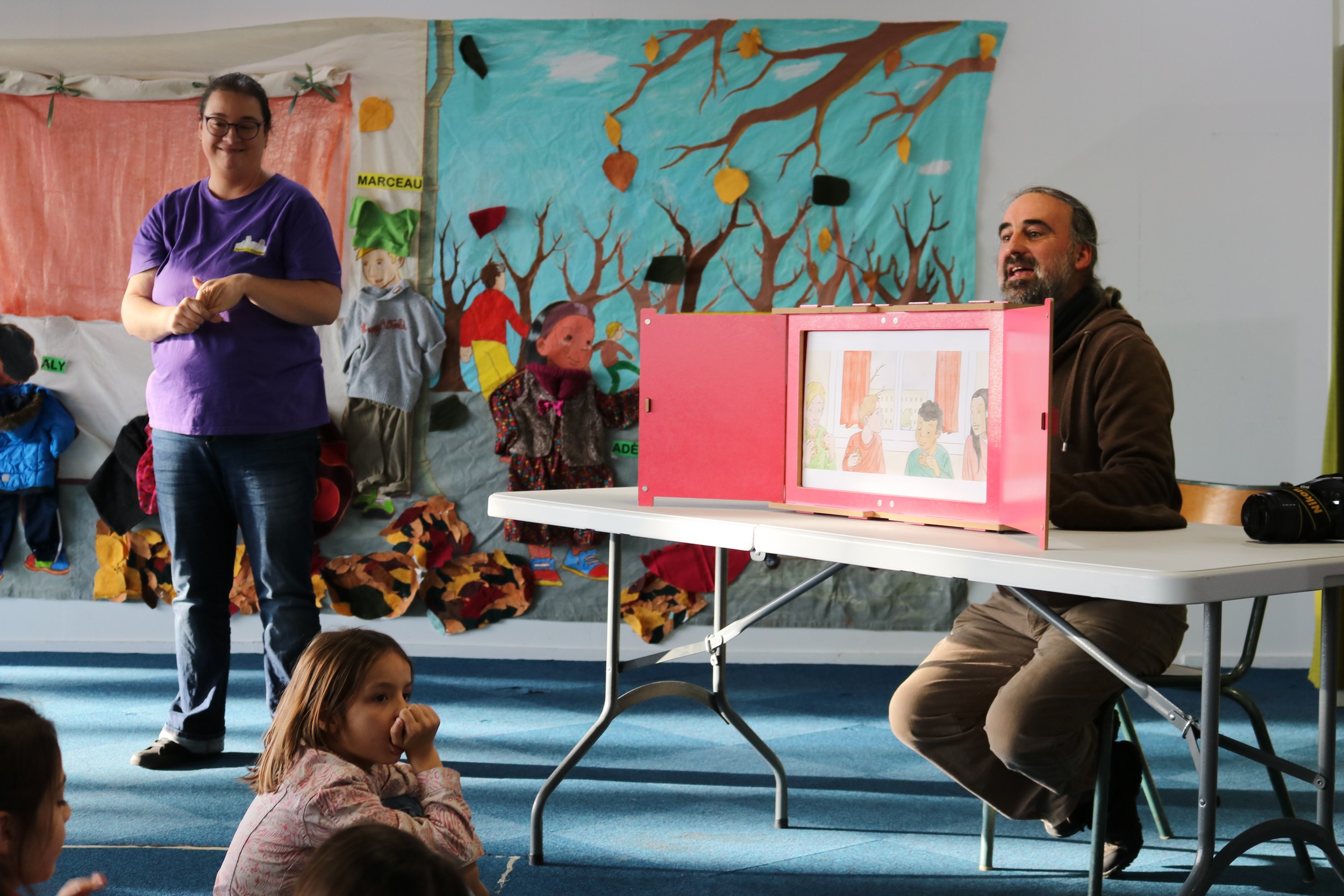 Le 4 décembre 2019, dans les locaux d’Agir La Rédingote à Alençon, les enfants de l’IME La Passerelle et du Centre Paul Gauguin ont fait œuvre collective pour animer leur première pièce de théâtre sur papier.