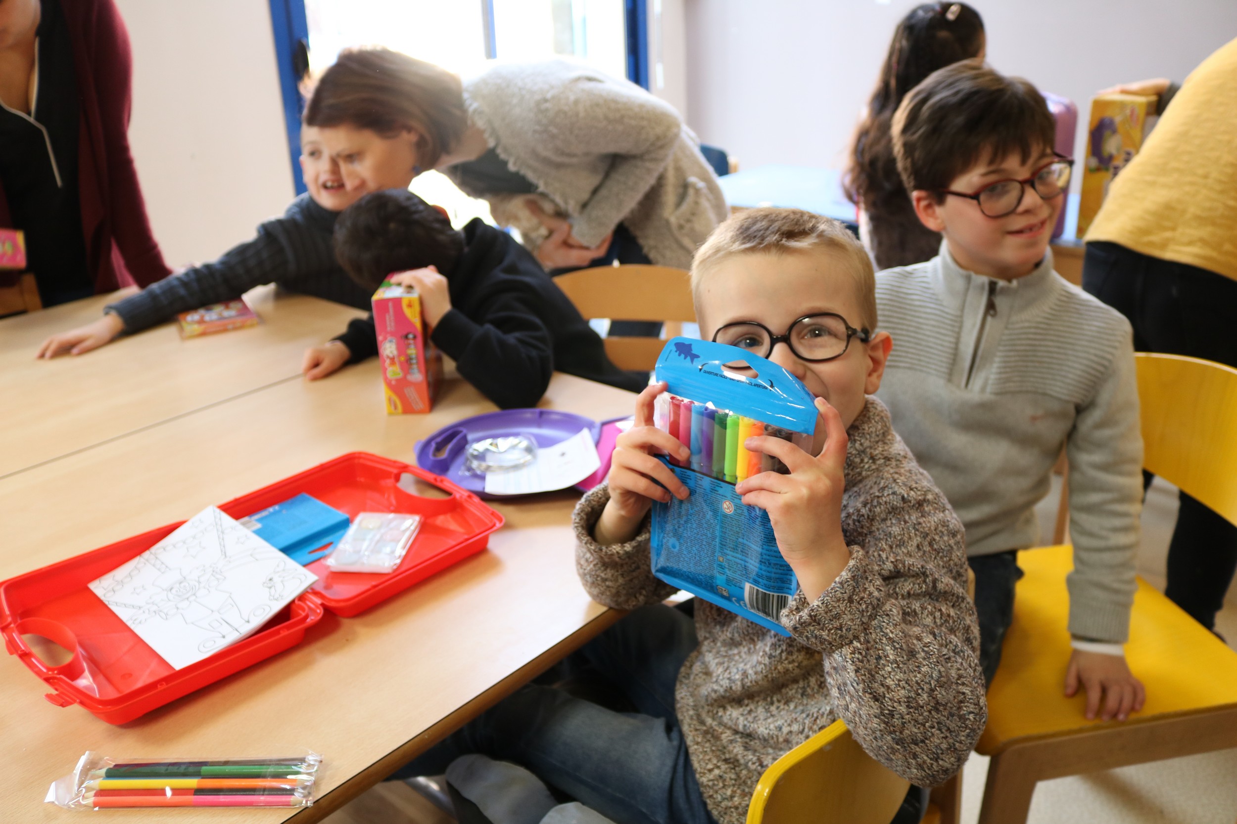 L’Adapei de l’Orne et les festivités de Noël pour les grands comme pour les petits : en cette fin d’année, l’association a offert une centaine de places pour « Aladdin sur Glisse, un Noël de génie » et quelques surprises liées à un don de jouets.