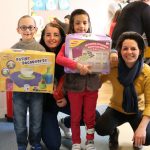 enfants avec cadeaux