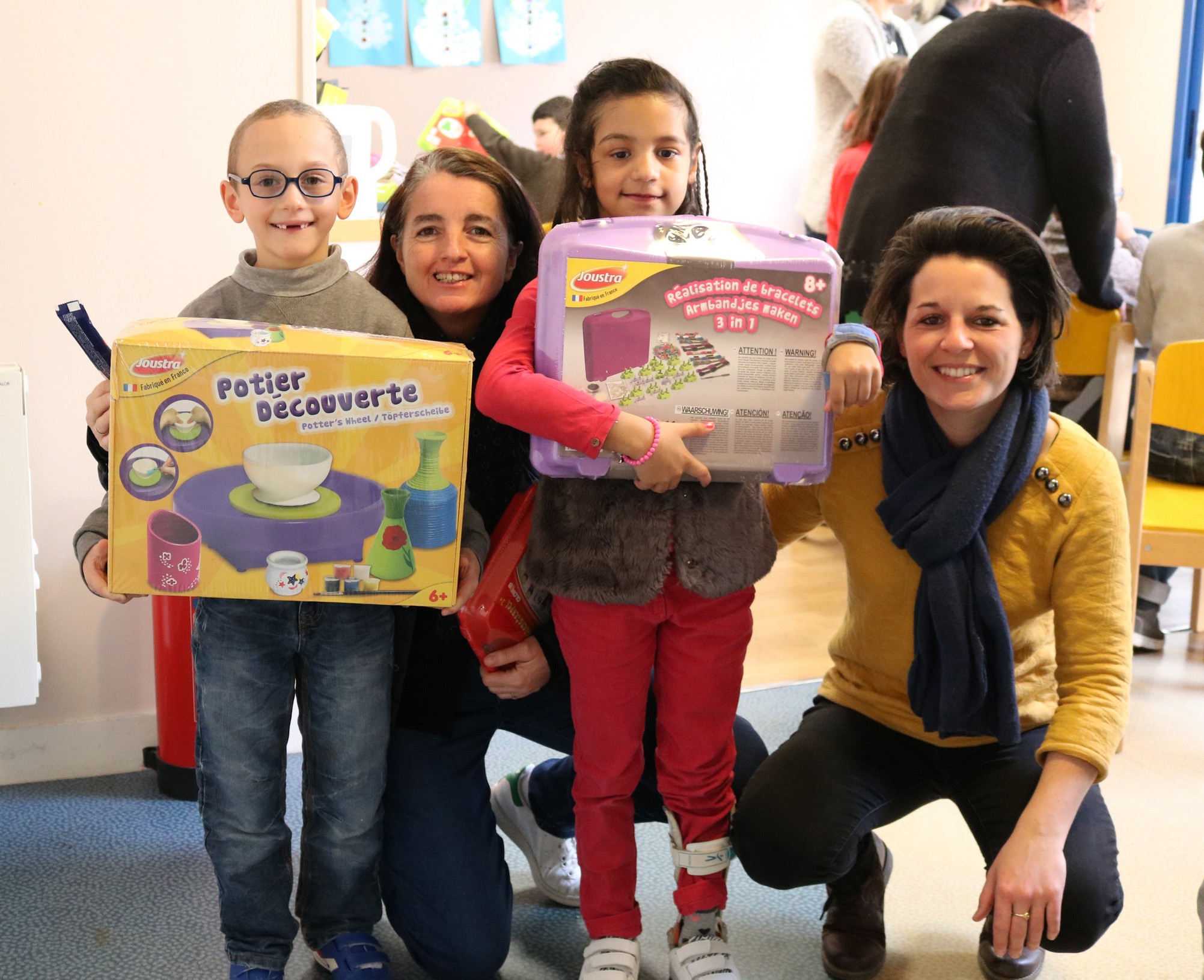 enfants avec cadeaux