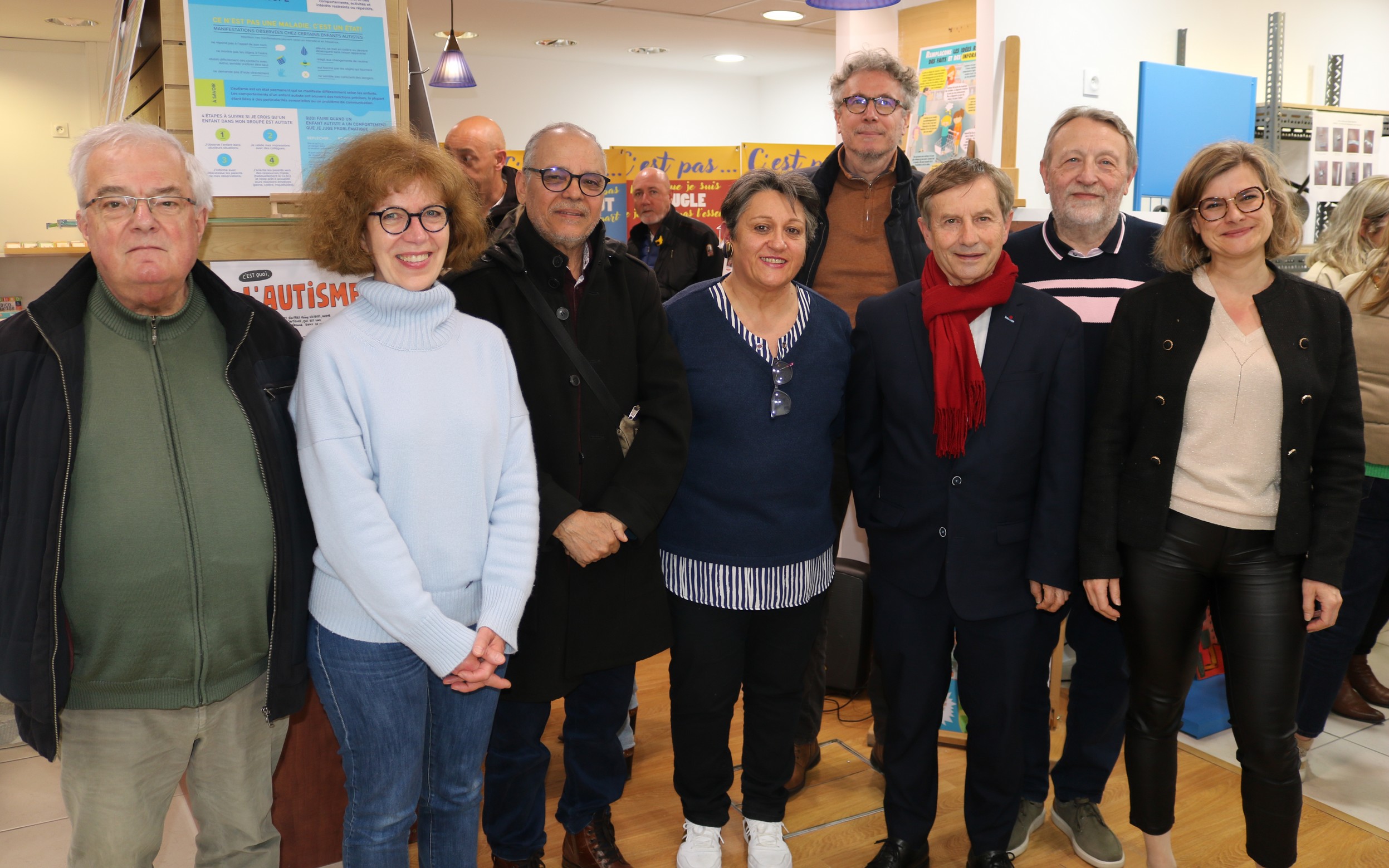 Rassemblement avec les partenaires de la campagne sensibilisation handicaps à la boutique éphémère, le 24 avril 2024, à Alençon